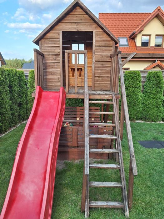 Drewniany domek dla dzieci, plac zabaw