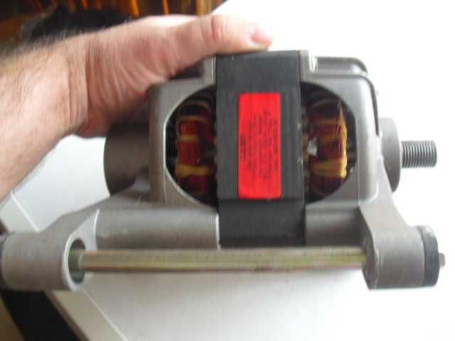 Двигатель,мотор на стиральную машинку ARISTON- AVSL-109