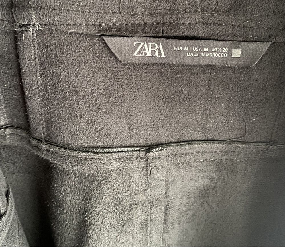 Saia preta polipele com alças da marca Zara