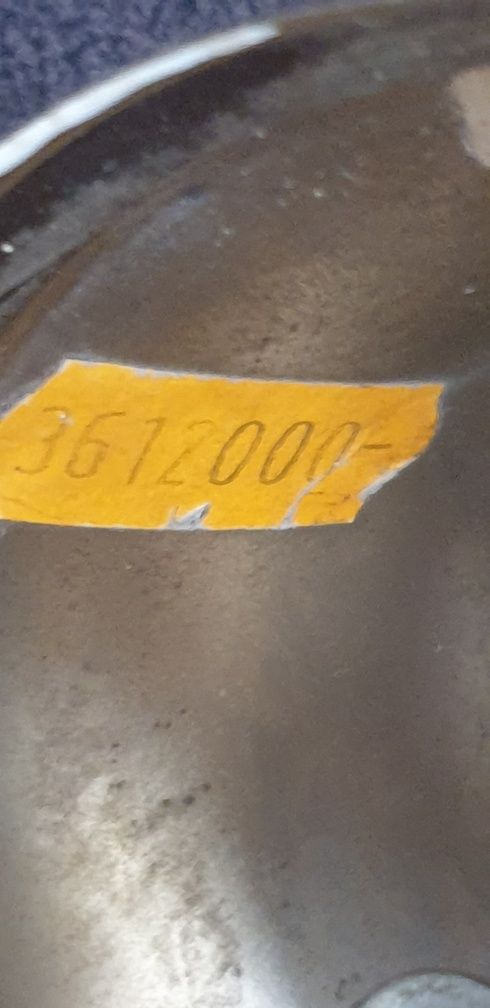 Żyrandol 3 ramienny  klosze są ze szkła murano pochodzi z czasów prl-u