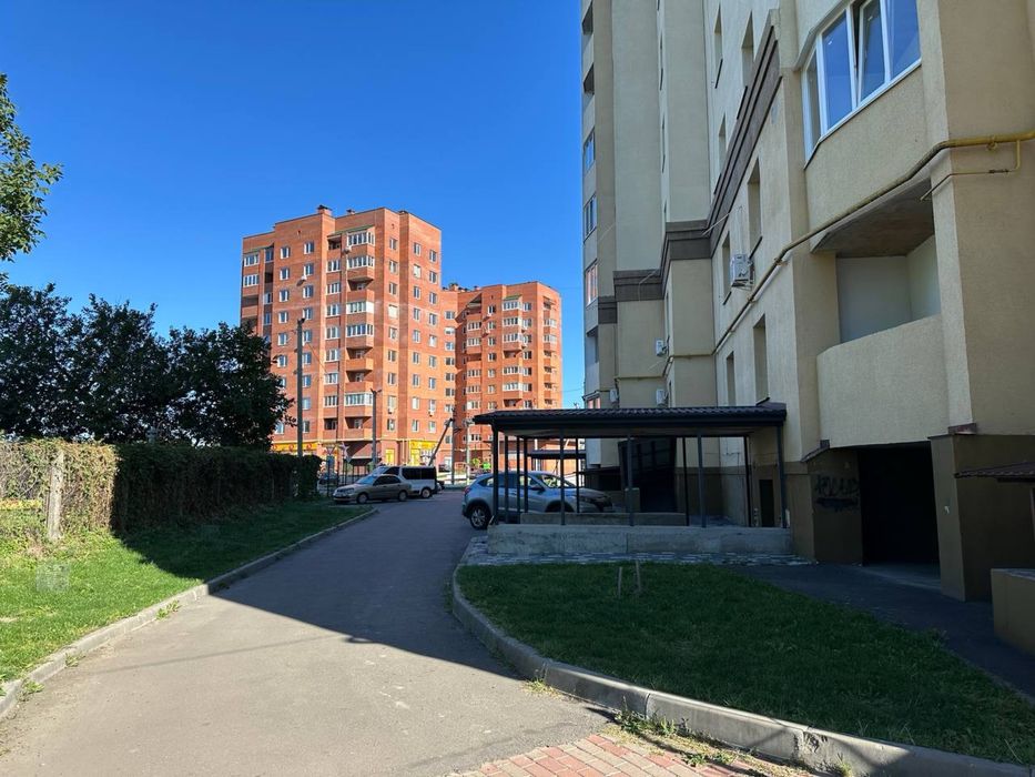 Здається в оренду цьокольне приміщення, окремий вхід з фасаду