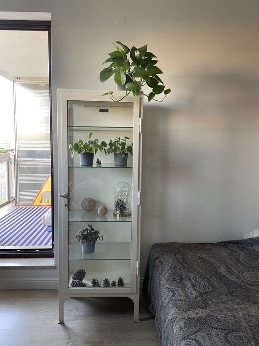 Szafa medyczna 1965r PRL witryna Loft