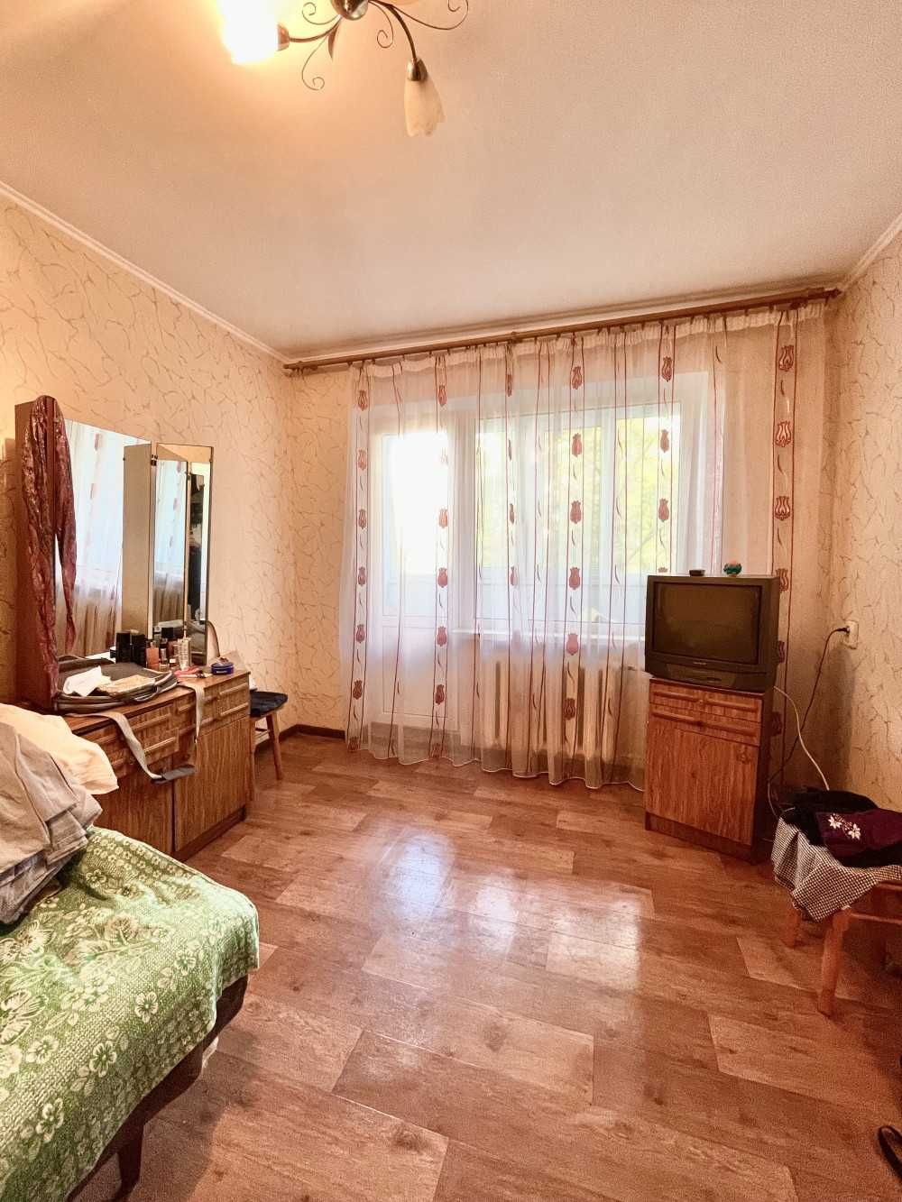 Продам 1 к. квартиру в хорошем состоянии на Ак. Королева. Средний этаж