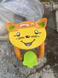 Mesa infantil com figura de gatinho