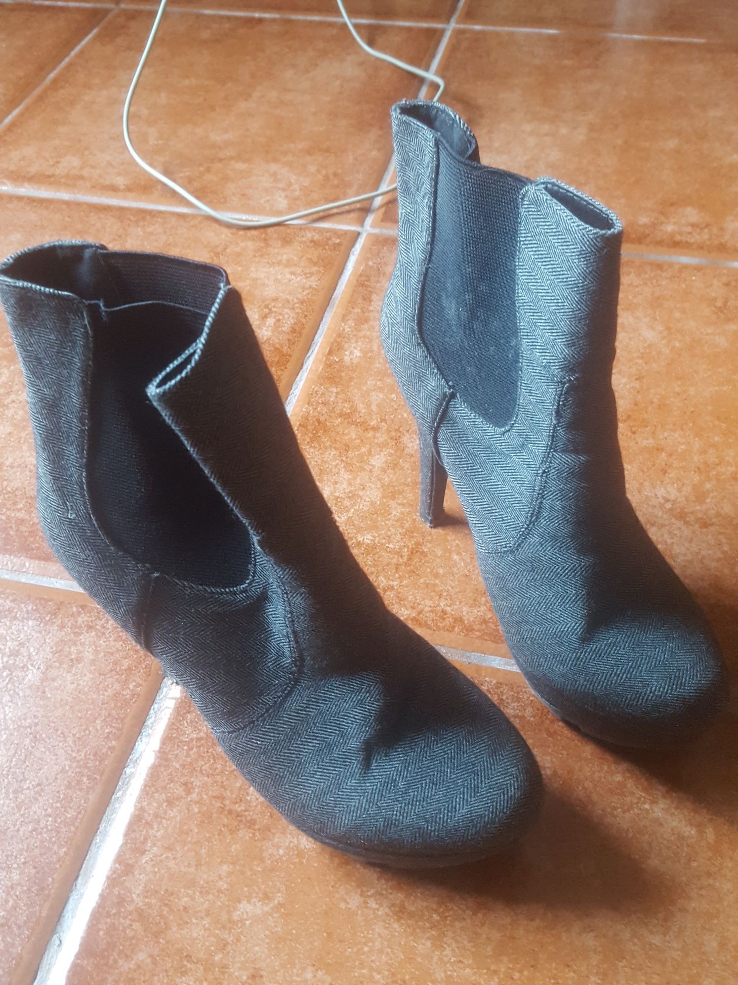 Botas altas de tecido cinzentas