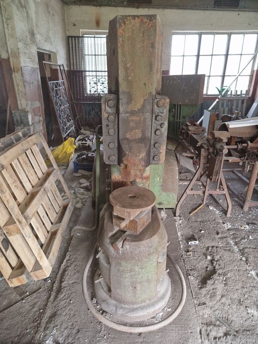 Młot kowalski resorowy