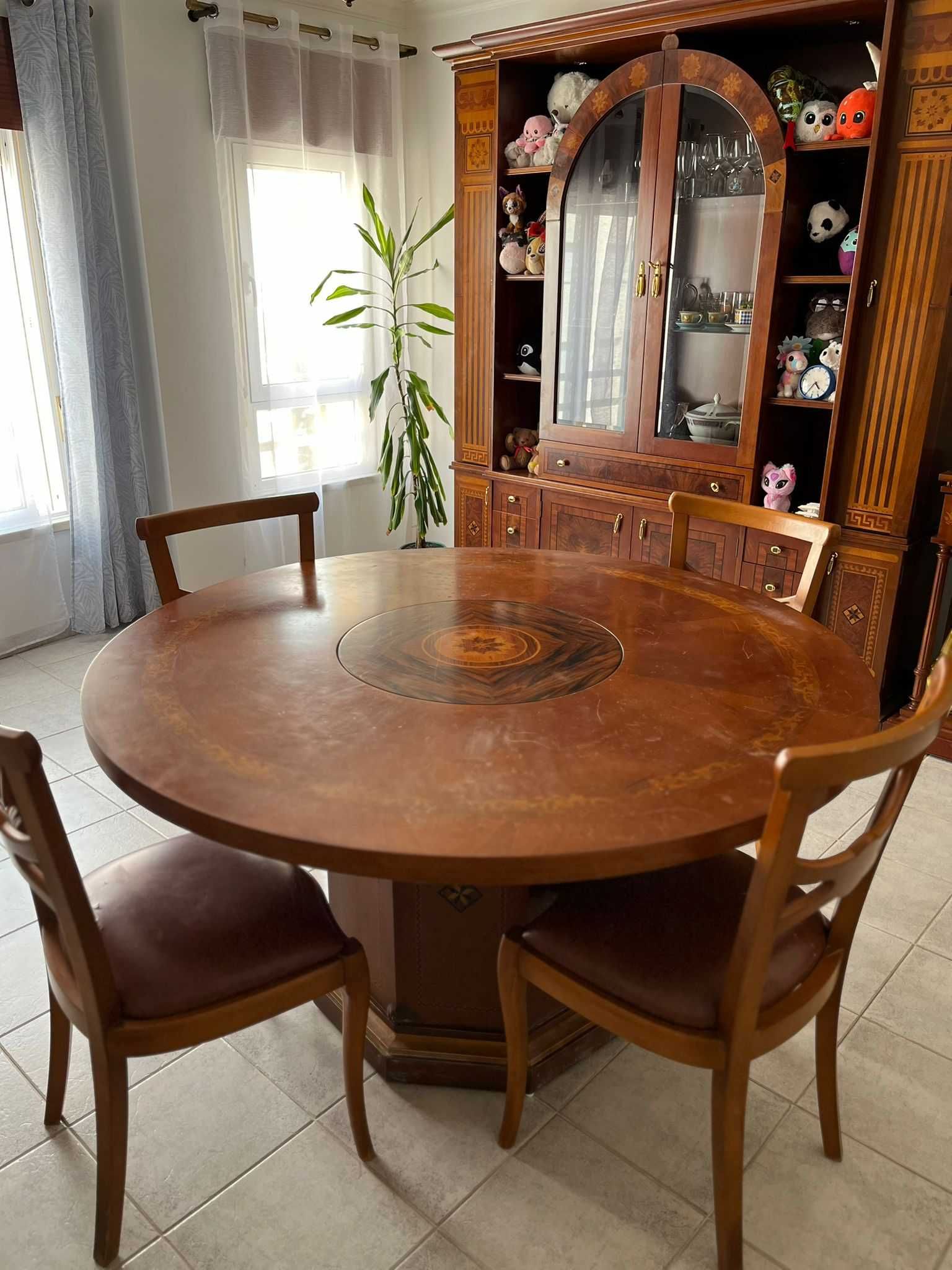 Mesa sala de jantar redonda com cadeiras