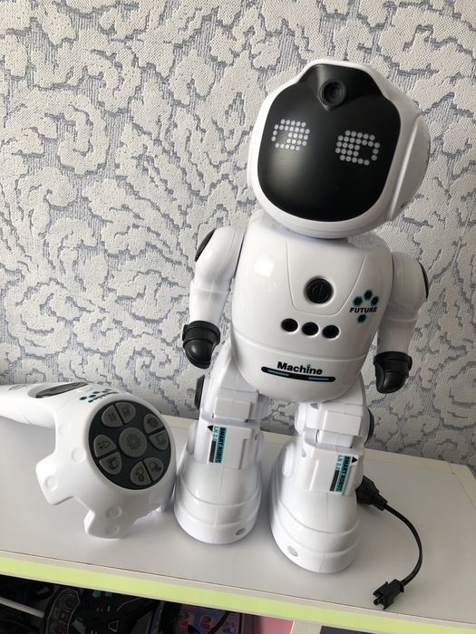 Робот на радіокеруванні з ефектами та керуванням жестами до