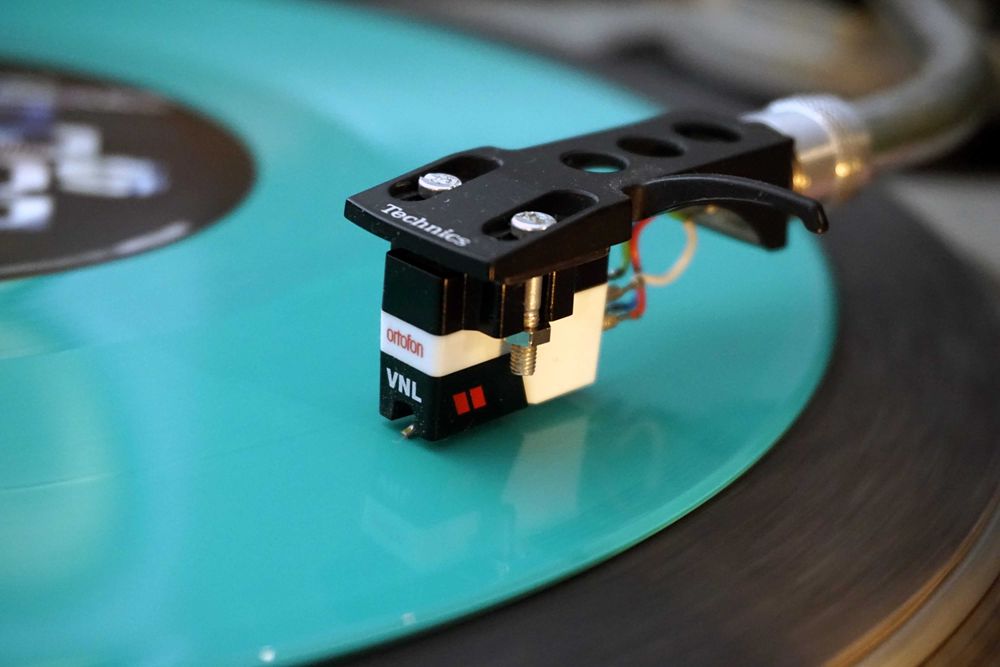 Пара картриджів Ortofon VNL з стилусами, та хедшелами Technics
