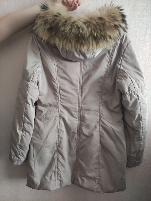 Продам зимнюю курточку с капюшоном с натуральным мехом