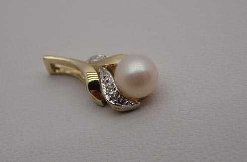 Delikatna złota zawieszka perła i diamenty.