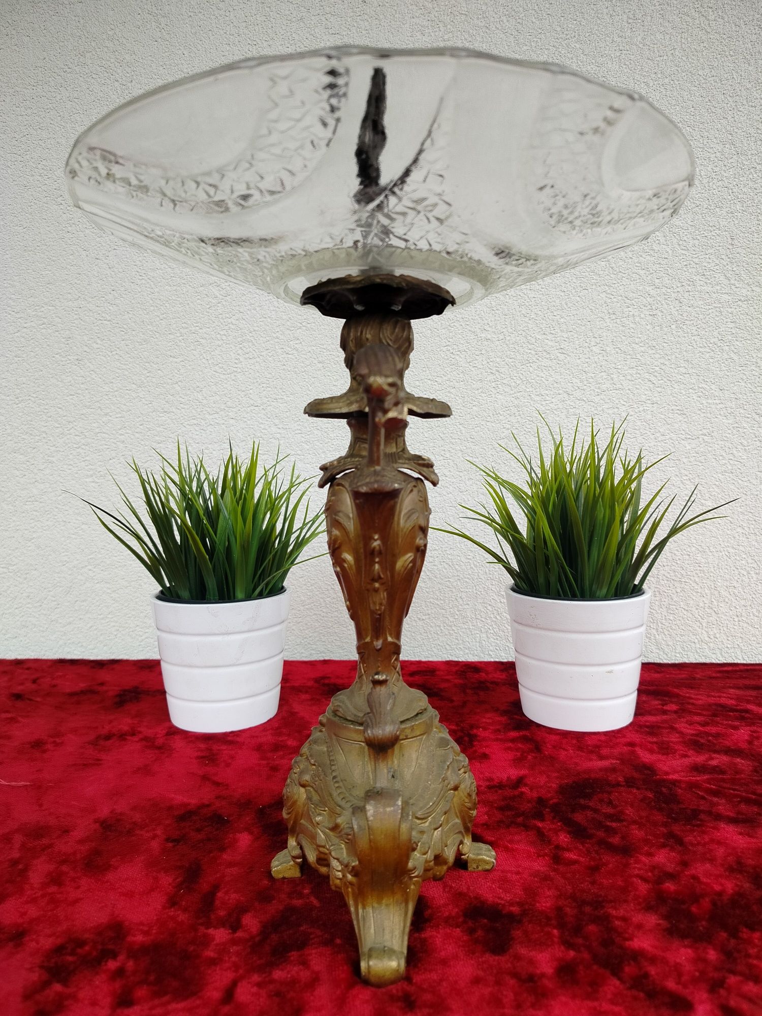Stylowa, pałacowa patera z cynkalu – elegancja dawnych rezydencji