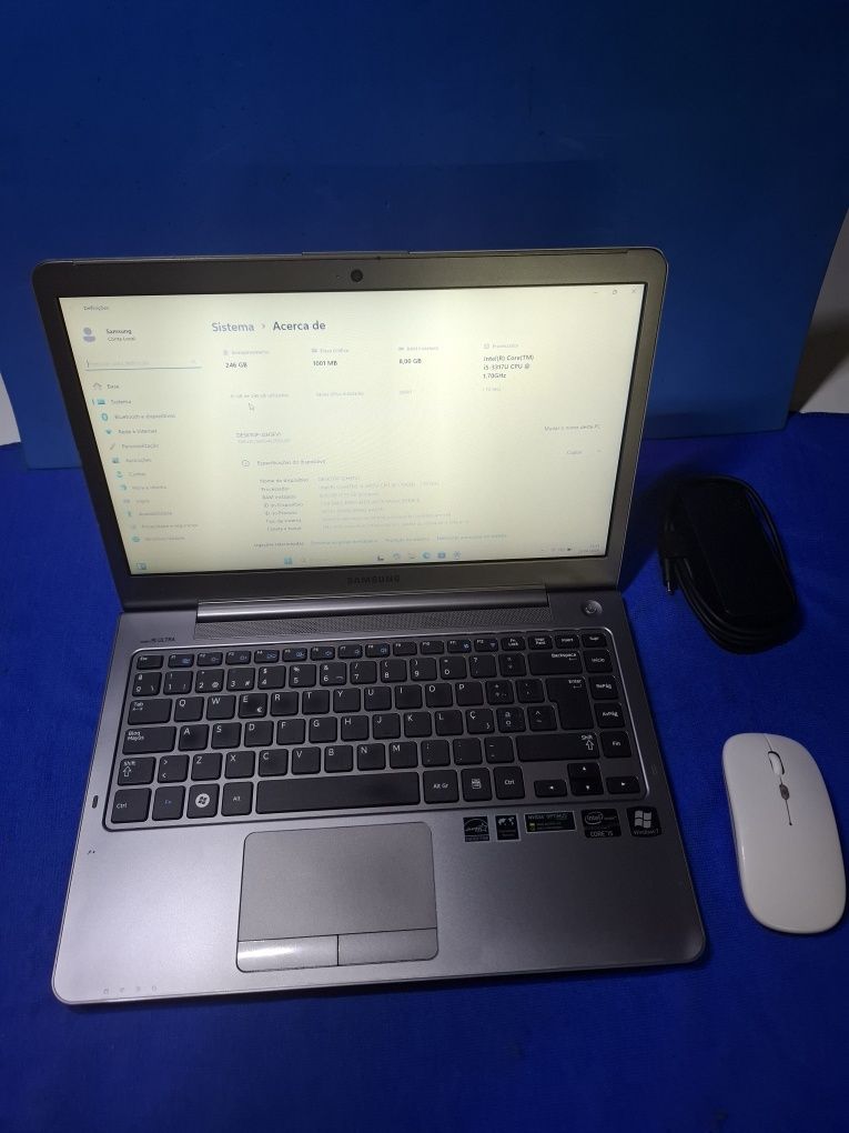 Samsung series 5 ultra corei5 8gbram 240ssd windows 11