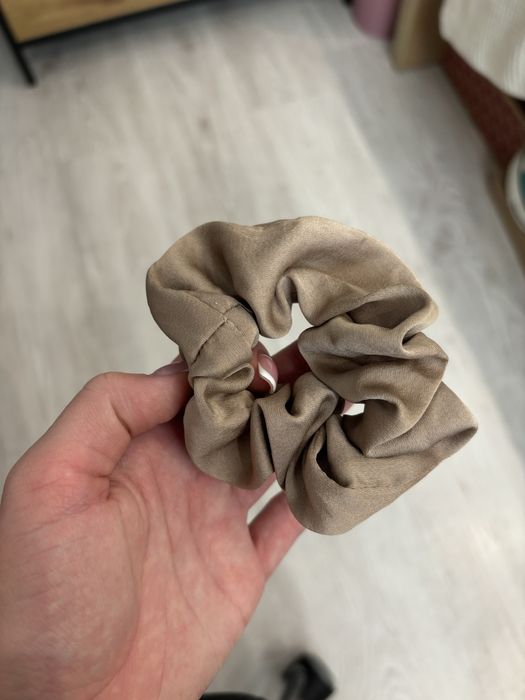 Sinsay beżowa gumka scrunchie satynowy materiał