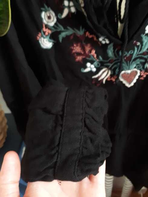 Nowa, przewiewna, czarna bluzka z wiskozy z haftowanymi kwiatami, r.M