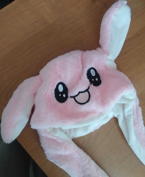 Czapka pluszowa z ruchomymi uszami króliczek