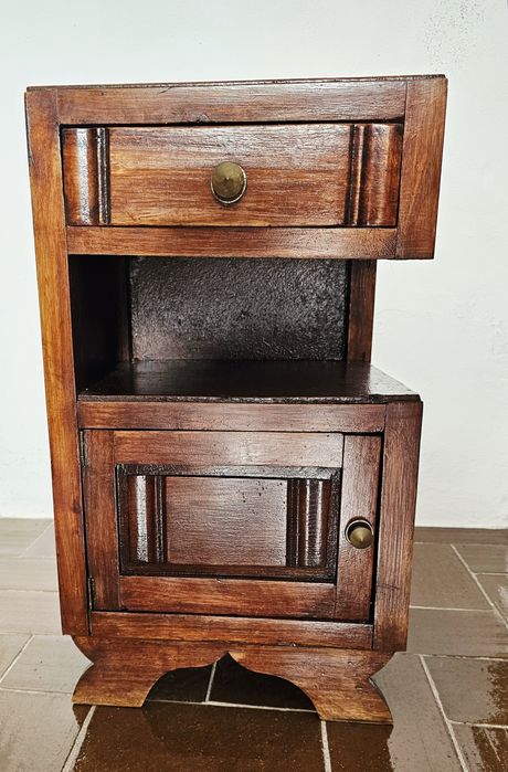 Elegantes Mesas de cabeceira rústicas