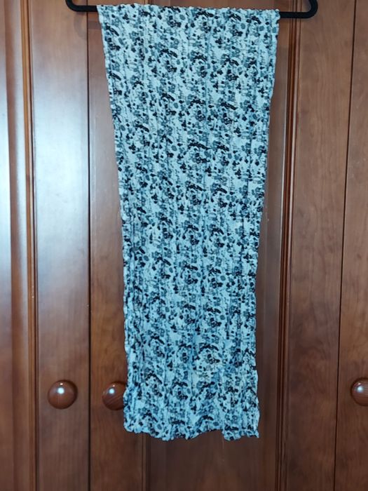 Echarpe em tons Preto / vários tons de Cinzento / Branco.