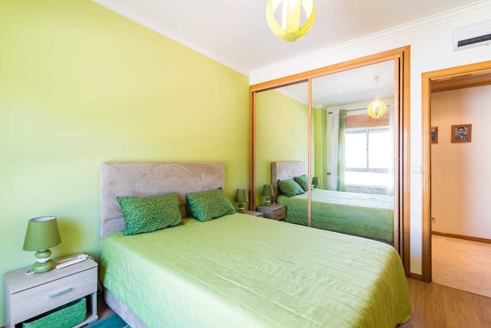 Cama completa com sommier, colchão, cabeceira e mesas de cabeceira