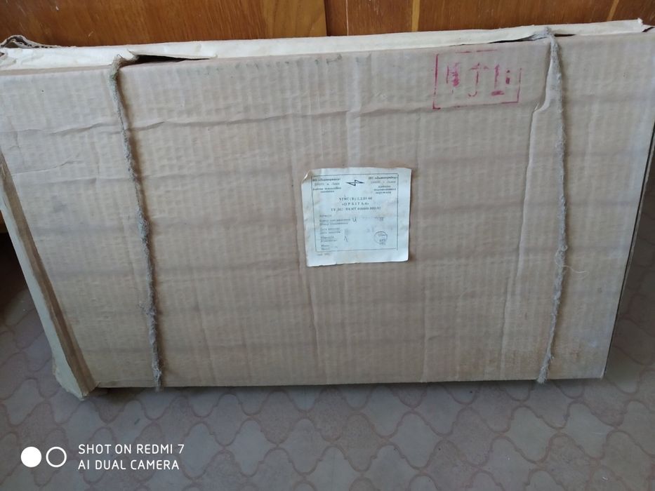 Телевизор Saturn в комплекте с антенной и подставкой