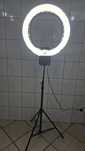Lampa pierścieniowa że statywem