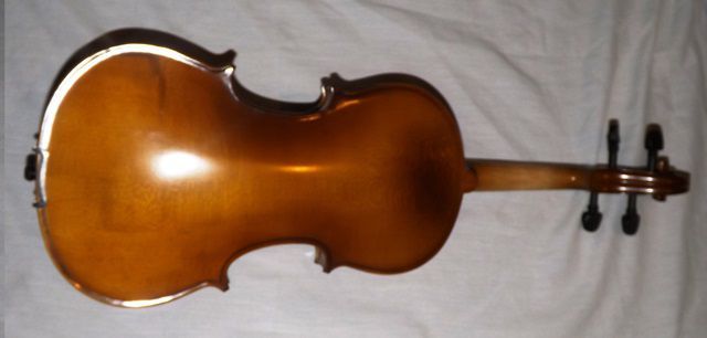 Violino de madeira natural