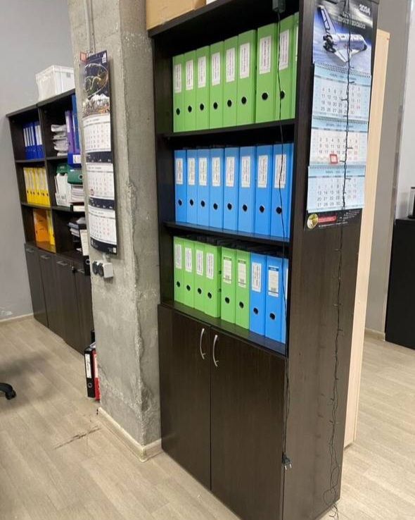 ПРОДАМ ОФІСНІ МЕБЛІ,крісла, столи,тумби, шафи,стелажі