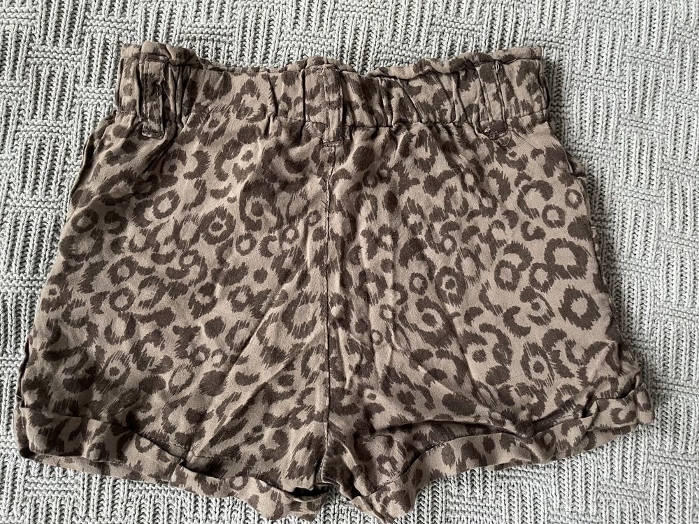 Krótkie spodenki w brązowe cętki H&M 110.