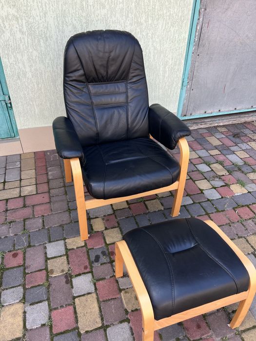 Шкіряне крісло реклайнер з пуфом