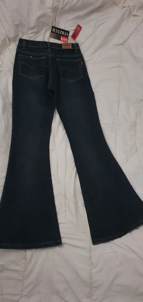 Spodnie damskie jeans typu dzwony.
