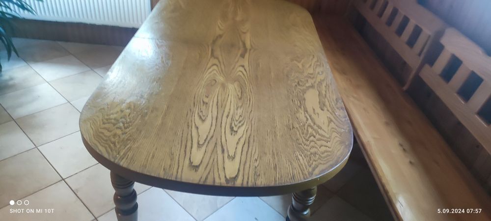 Sprzedam ładny stół rozkładany wraz z dwoma drewnianymi ławami