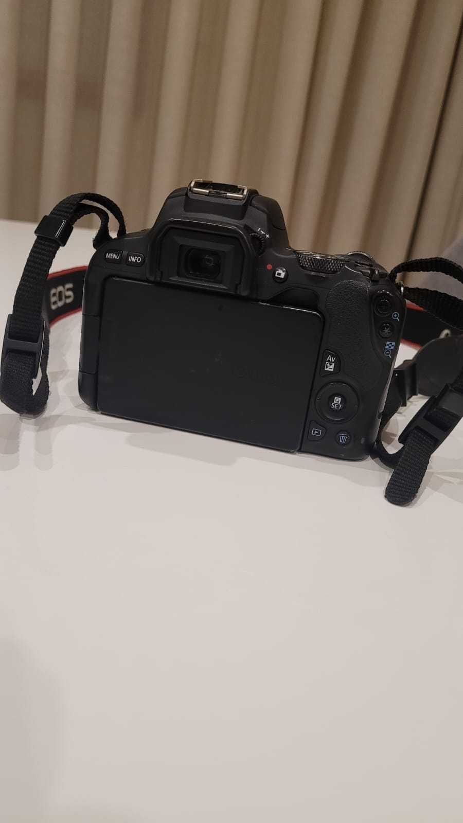 Canon 200D com lente 18-200 mm e dois carregadores