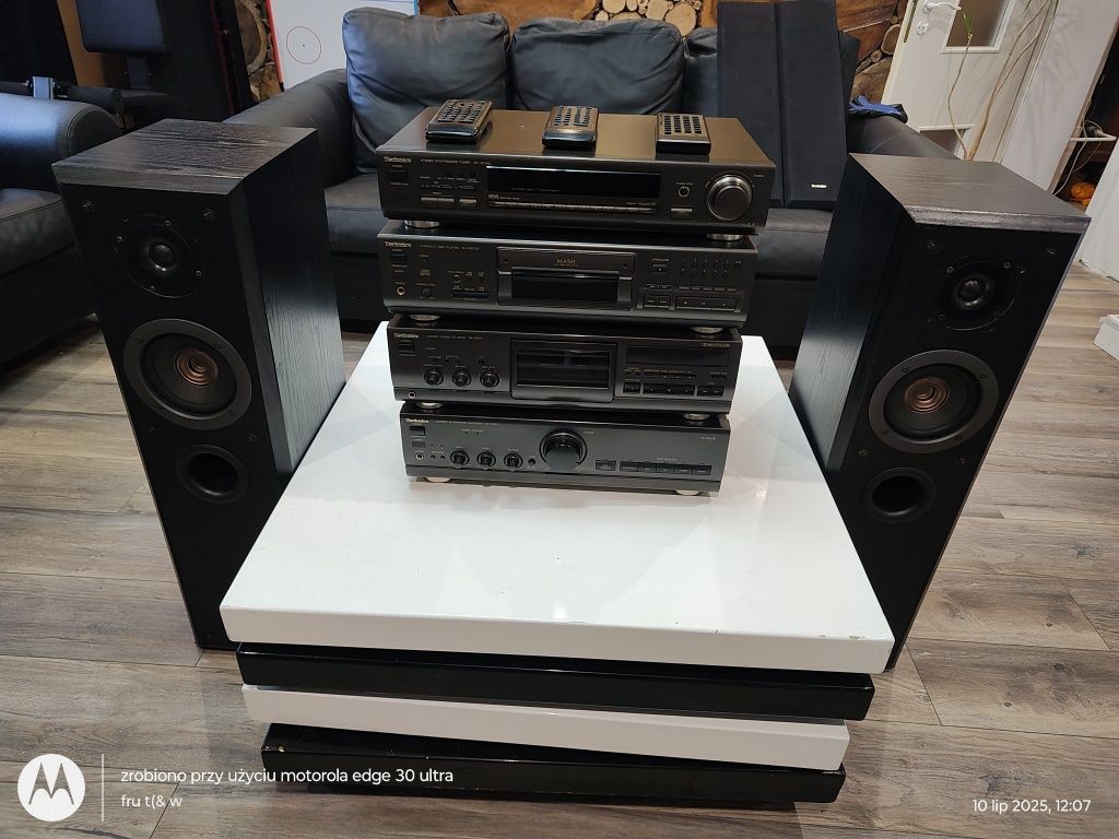 Wierza Technics wraz z kolumnami