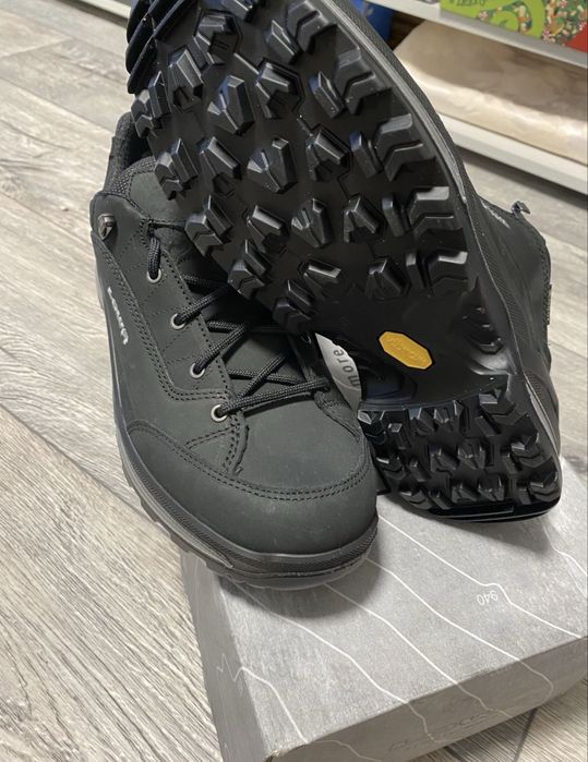 Кросівки LOWA чорні розмір 44