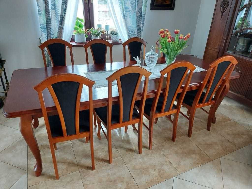 Elegancki stół z 8 krzesłami – czarne obicia, idealny do jadalni