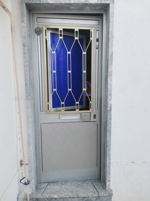 Porta de rua em aluminio com postigo veda luz e caixa correio incluso