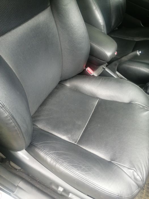 Sprzedam skórzane fotele toyota avensis t25