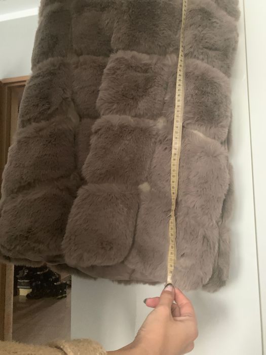 Kamizelka futrzana z kapturem w kolorze taupe