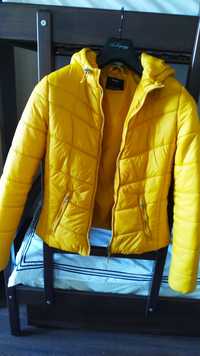 Демисезонная жёлтая куртка Bershka
