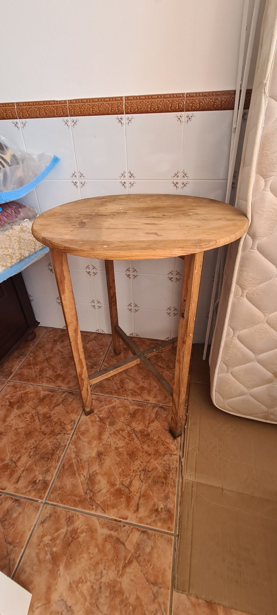 Mesa de apoio para quarto ou sala
