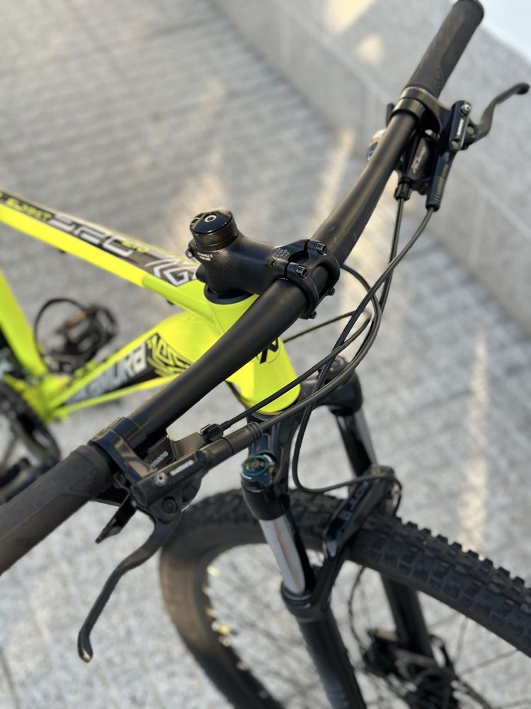 Bicicleta 29 com rockshox