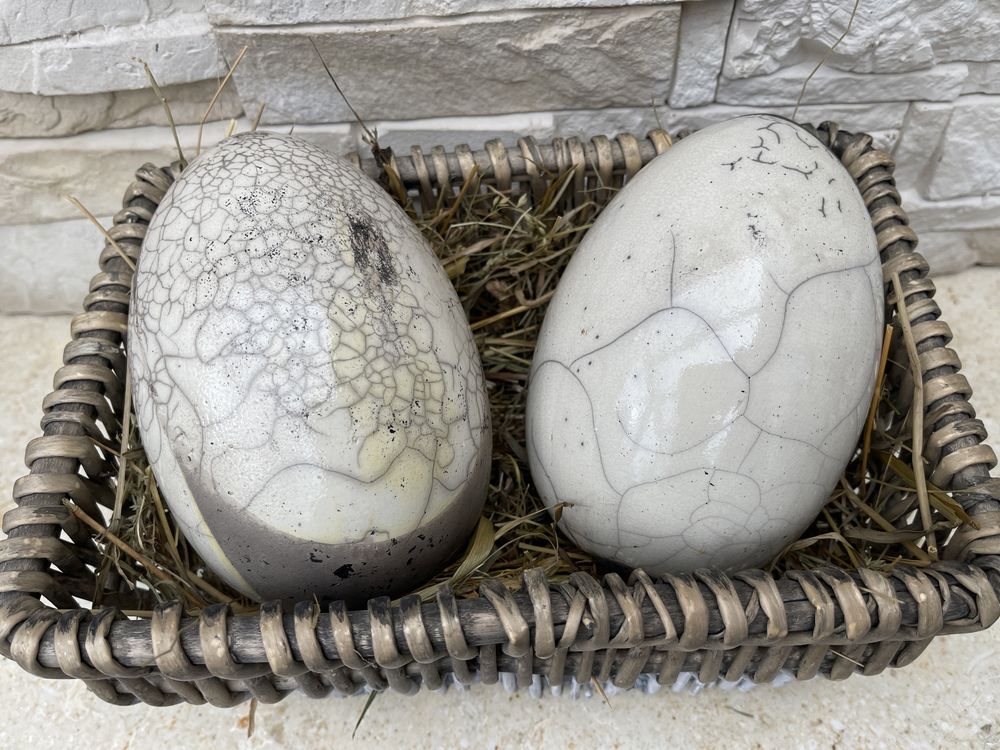 Dwa wielkie ceramiczne jaja wielkanocne jajko wiklinowy koszyk