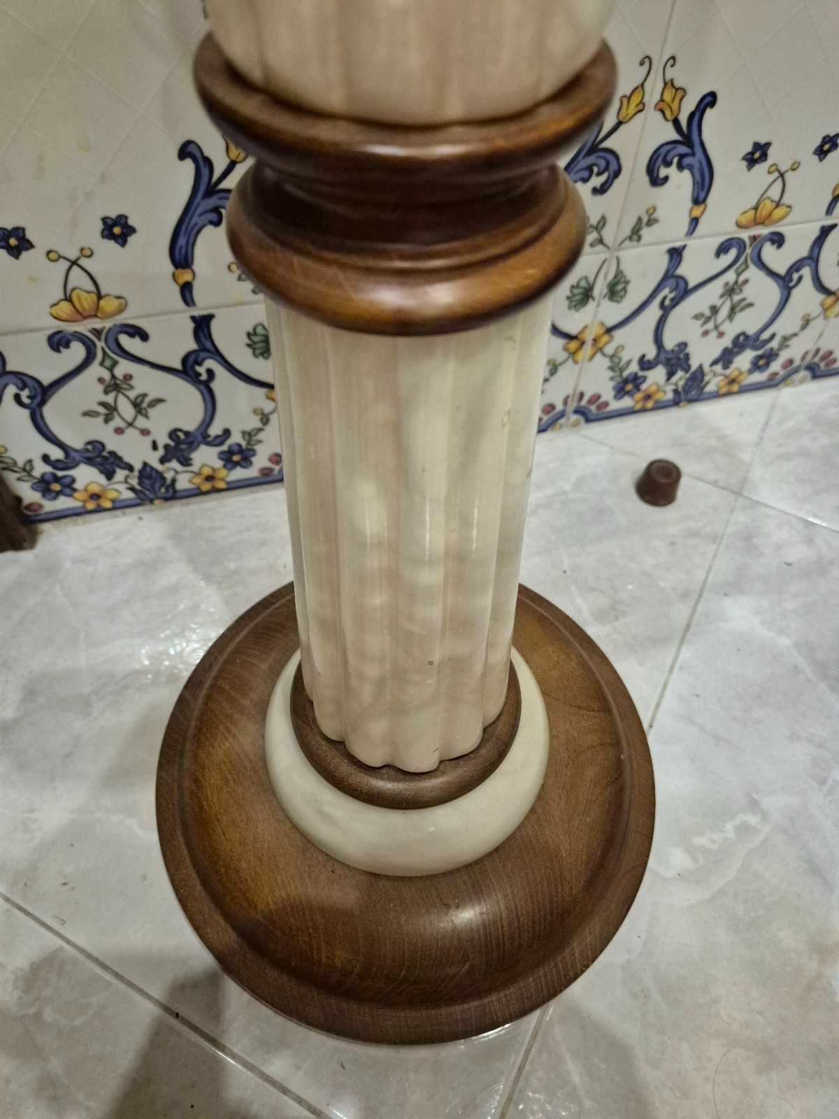 Coluna de mármore e madeira