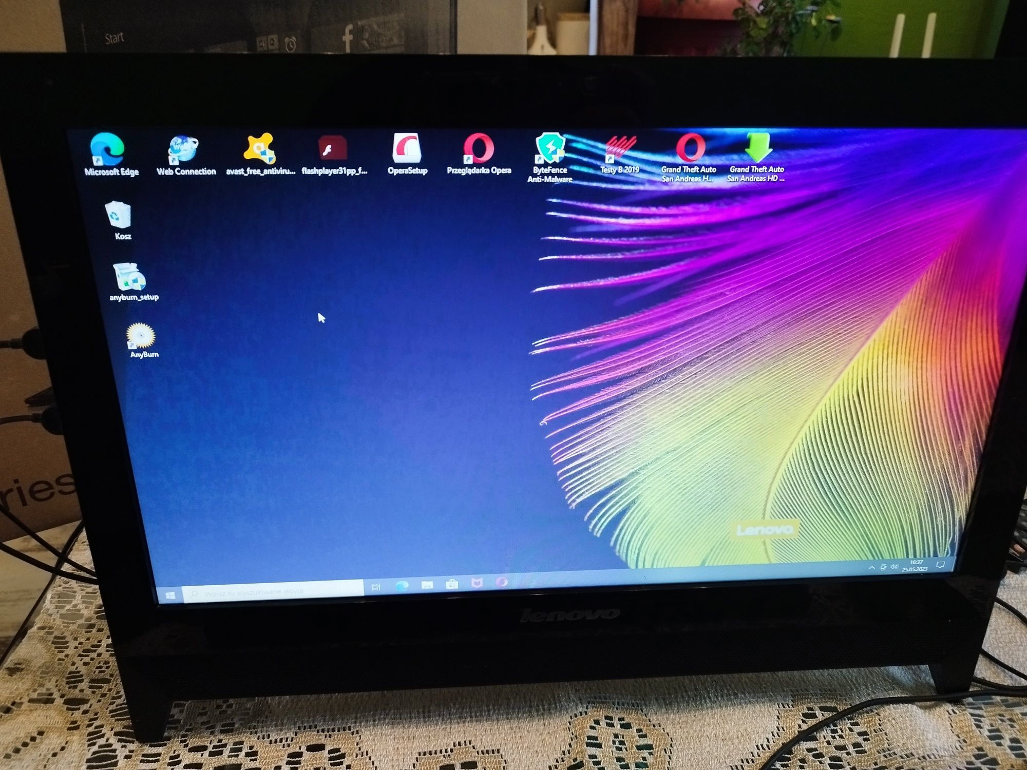Komputer z monitorem LENOVO