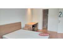 Quarto suite na Gulbenkian, com ar condicionado e varanda.