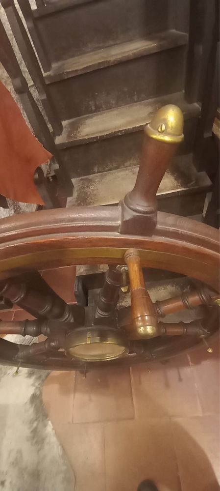 Timão ou roda do leme de antigo veleiro