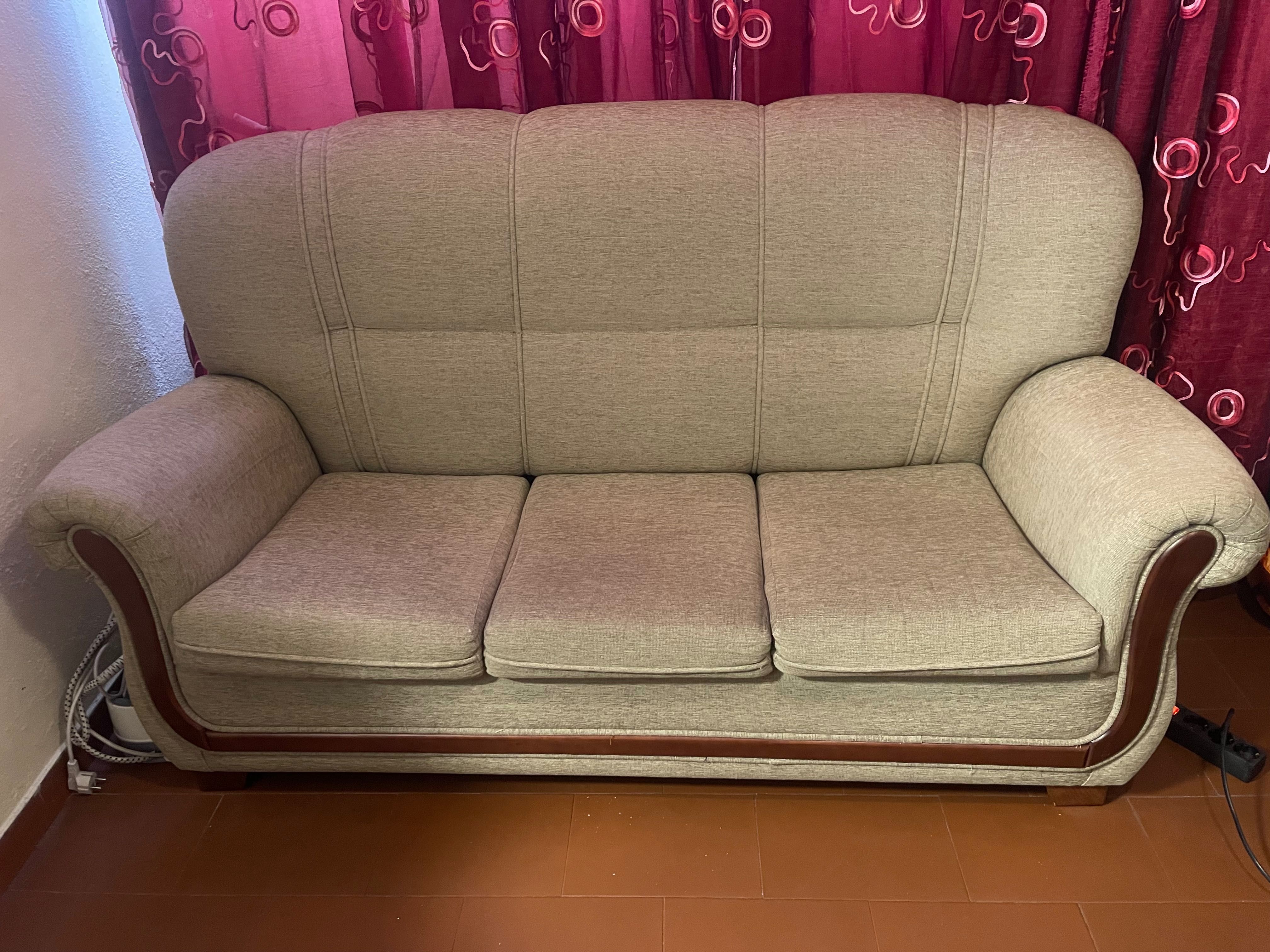 Sofá com 3 lugares como novo
