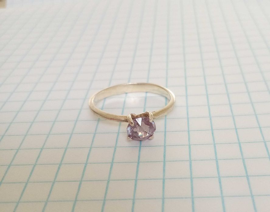 Колечко кольцо з фіолетовим каменем. Срібло 925 проба. Розмір 17,2