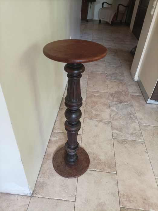 Drewniany stary kwietnik kolumna do renowacji