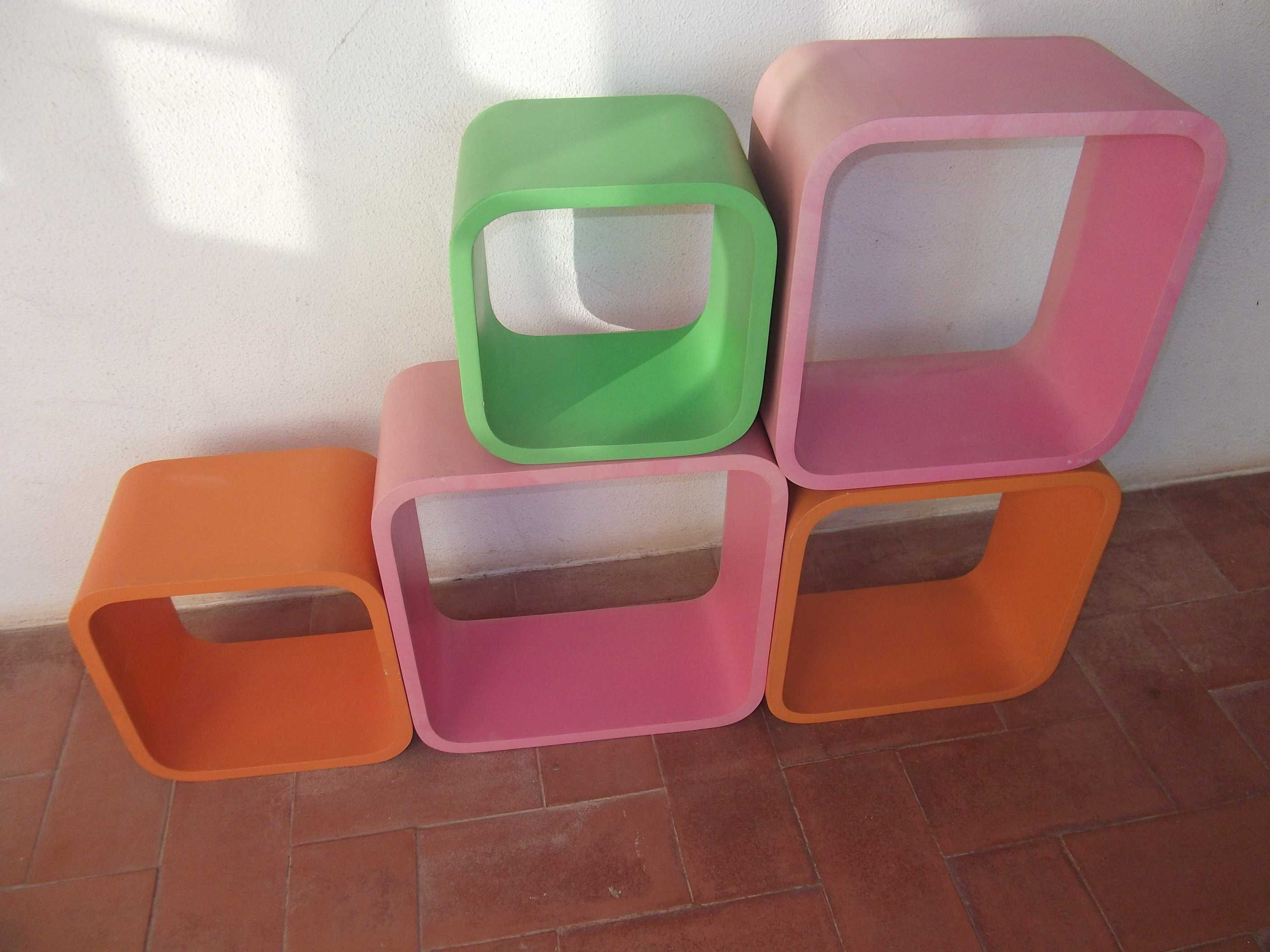 5 Prateleiras quadradas tipo cubo / Square shelves cube type